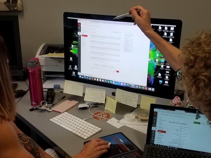 Psychology instructor, Manda Williamson, meets with Instructional Designer Eyde Olson